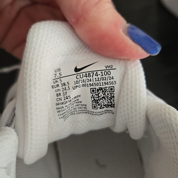 Nike Ladies Size 7.5 RYZ 365 II Sneaker In White - Picture 3 of 9